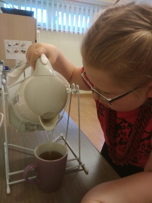 Nauka nalewania wody z czajnika.